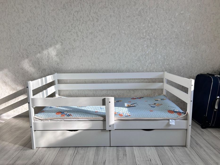 Детская кровать с матрасом и ящиками