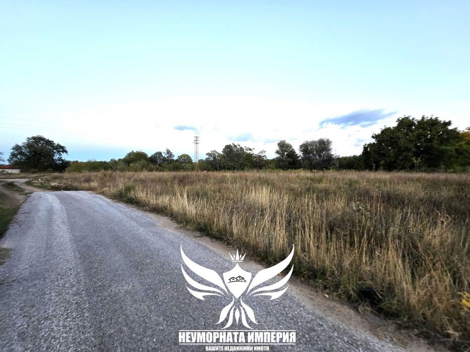 Продавам земя 3000кв.м. на първа линия след село Долнослав