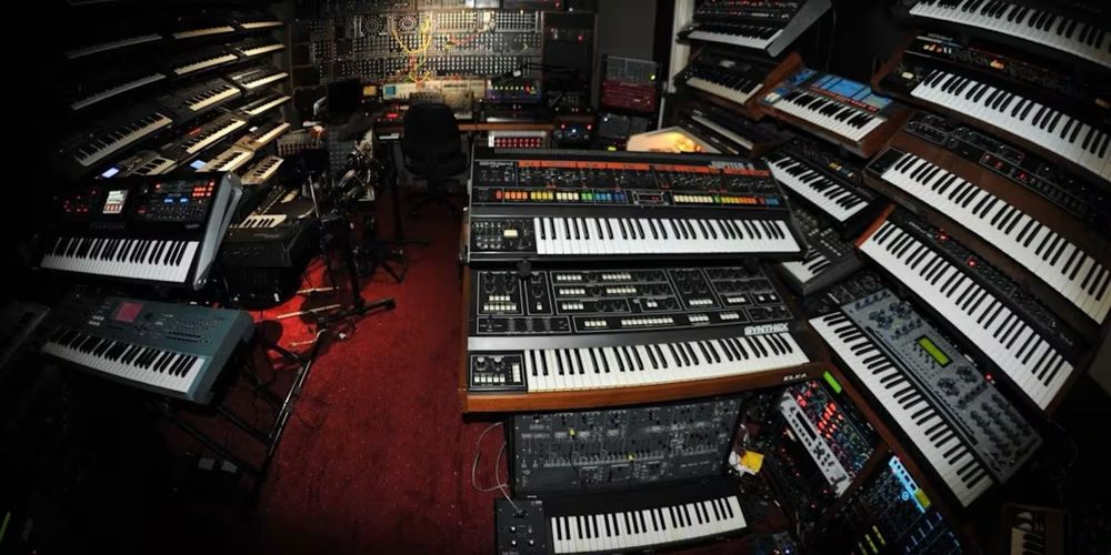 Pianino  sintizatorlar  mavjud