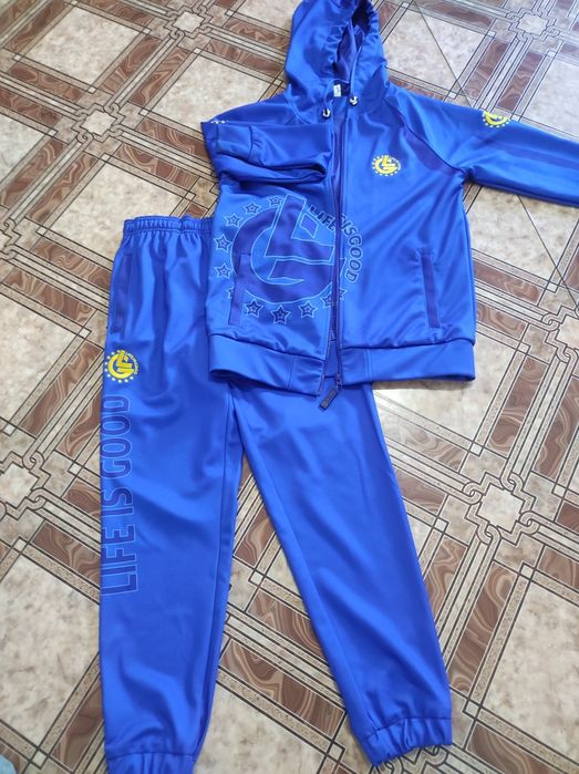 Продам спортивный костюм