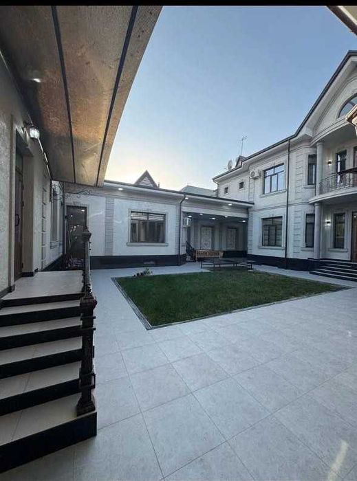 Продается элитный 13-комнатный особняк, 6 соток. Строили для себя!