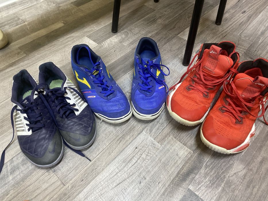 Спортивные кроссовки