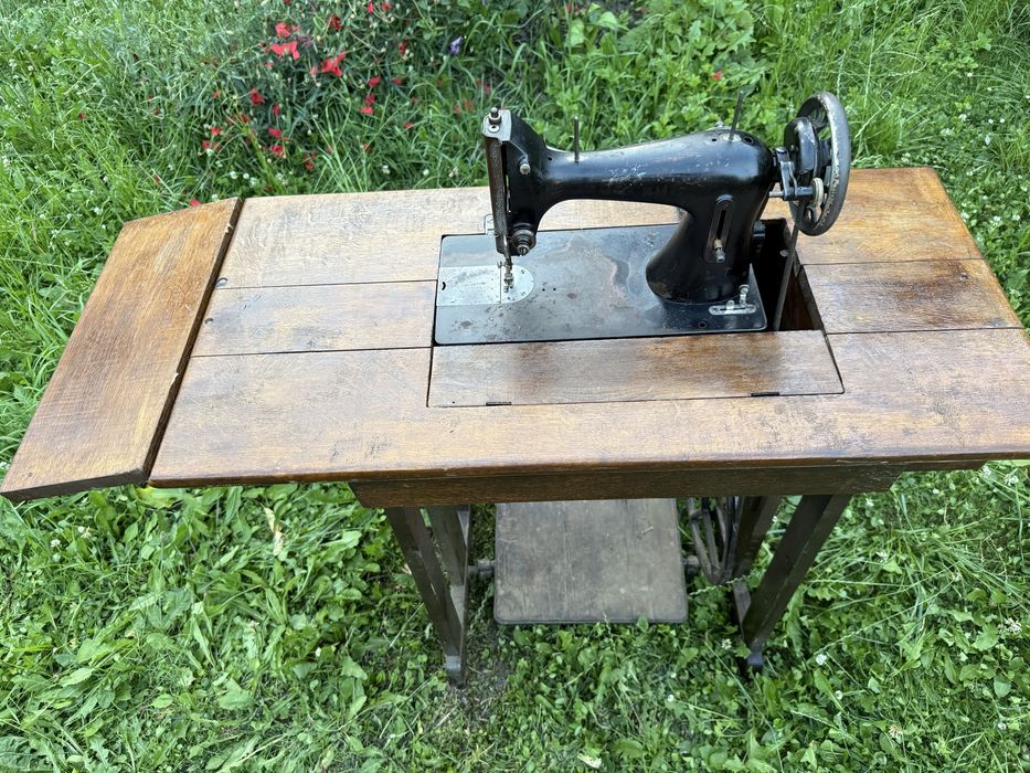 Mașină de cusut vintage cu masă din lemn și pedală – model clasic