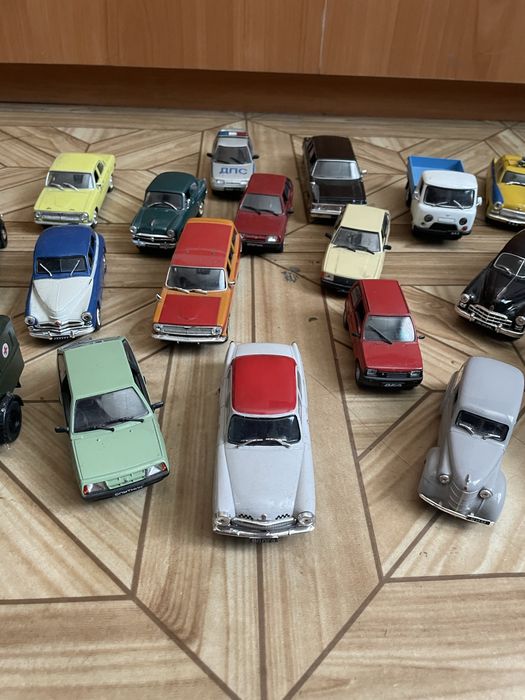 Машинки коллекционные разных размеров