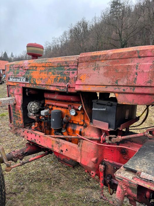 Vând Tractor U 650 și plug