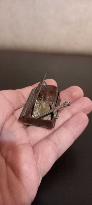 Lot impresionant de itemuri bisericești, WW2