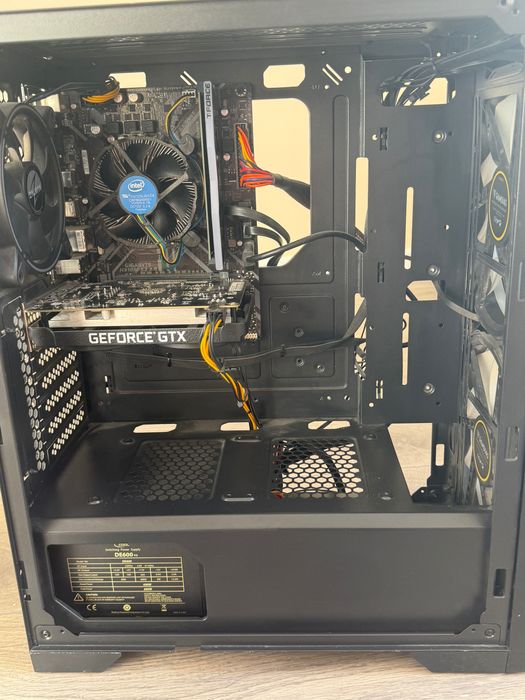 Гейминг компютър + MSI 144Hz монитор – готов за игра