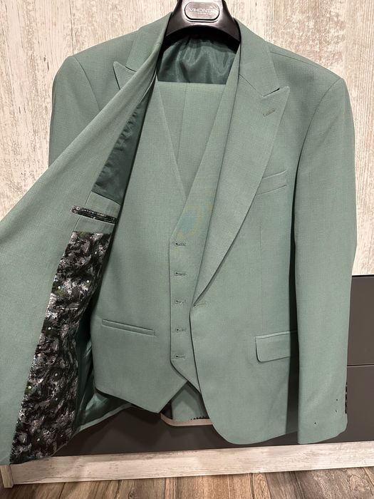 Официален костюм