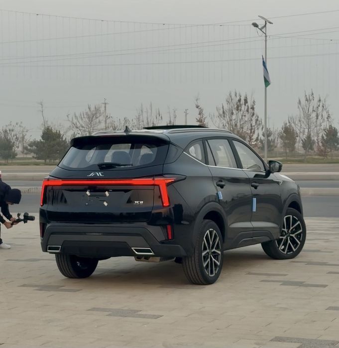 Jac JS 8 zamonaviy 7 kishilik krossover