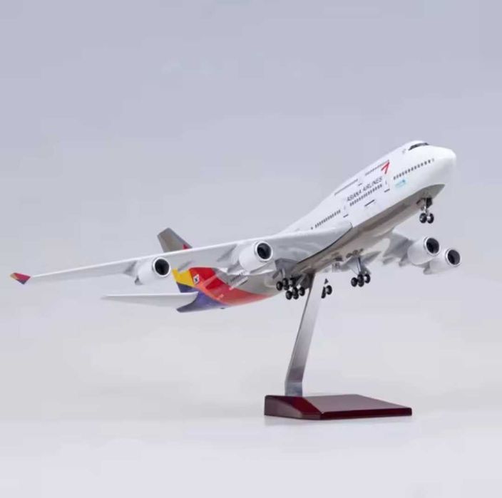47 CM! Fabuloasa macheta de colectie business avion LED Boeing 747 Asiana Airlines
