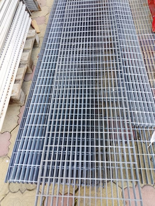 Trepte zincate metalice