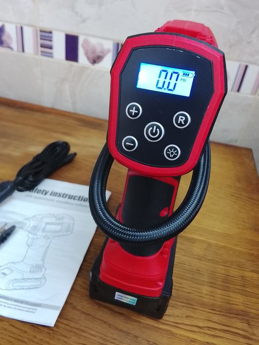 Compresor auto Milwaukee cu o baterie de 6A