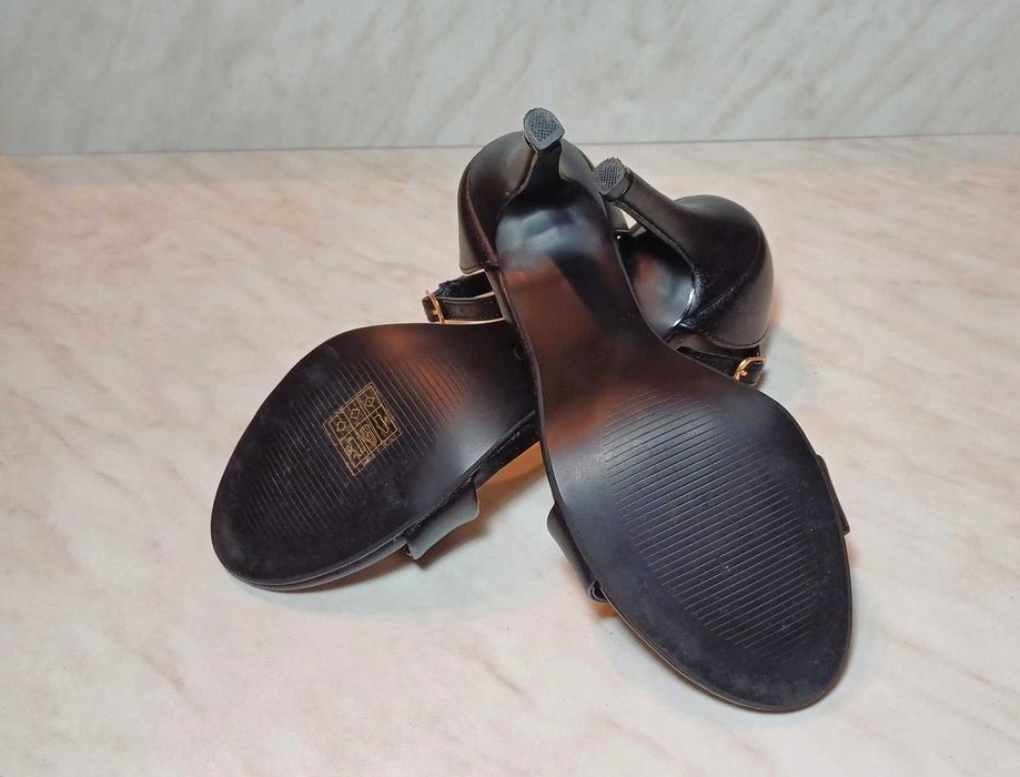 Чисто НОВИ дамски елегантни обувки с тънък ток. Не са обувани. № 38