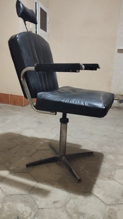 Парикмахерские кресло