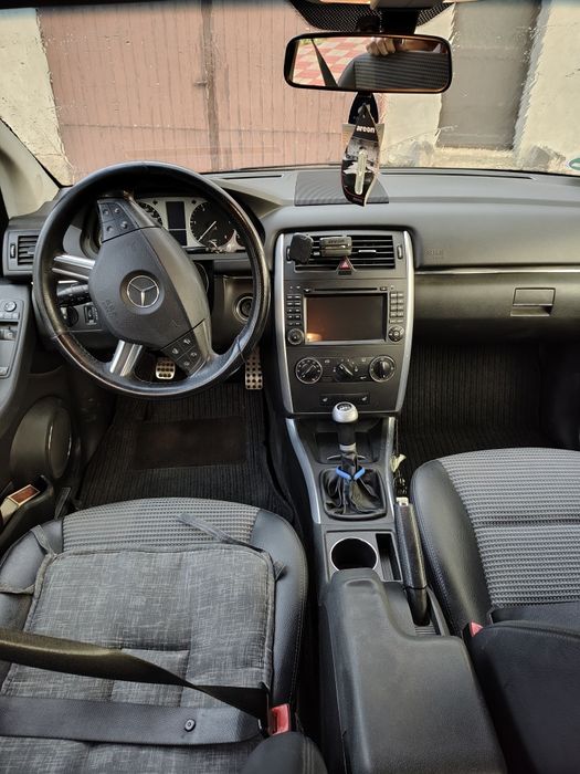 Vând Mercedes B200
