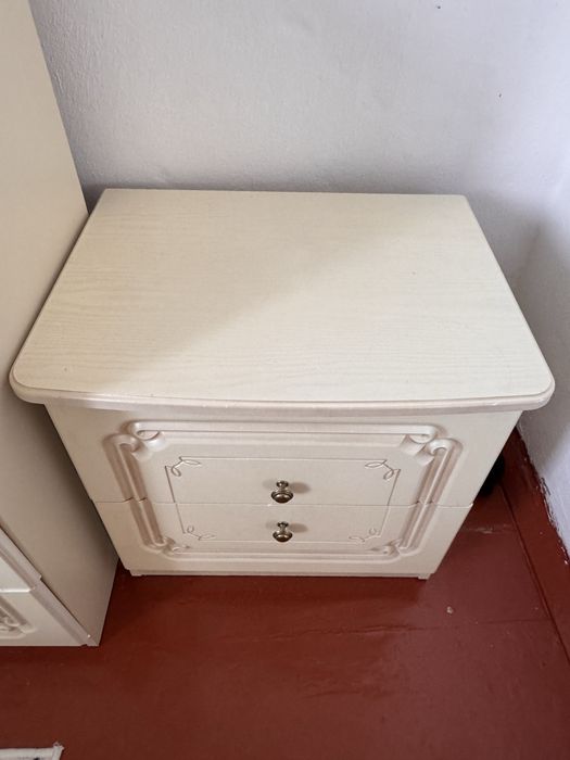 Спальня с комодом и тумбами