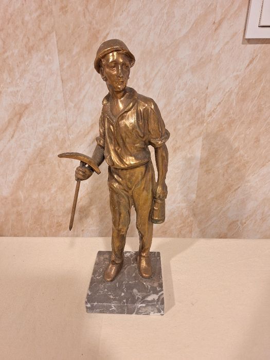 Голяма статуетка миньор