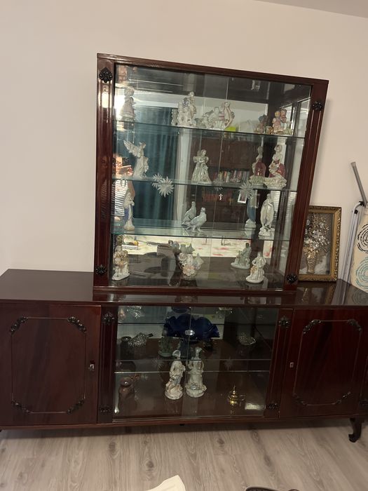 Vând mobilă de sufragerie,culoare maro lucios.