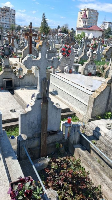 Vand loc de veci la Cimitirul Central!