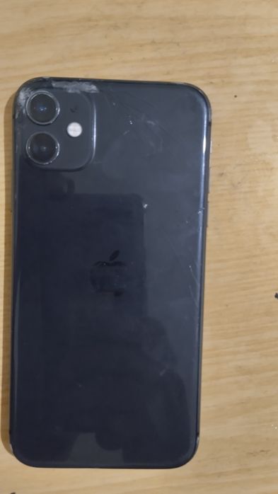 Iphone 11 emkost:72 orqasi singan.ekran almashgan  Face  ID ishlaydi