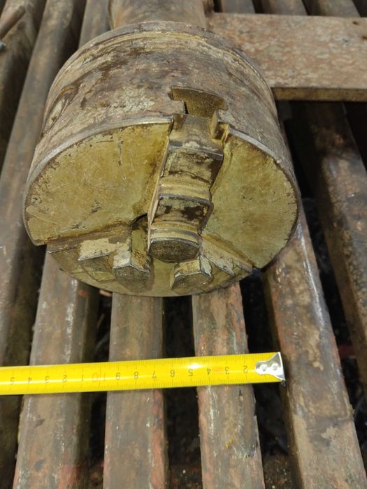 Масивен шпиндел с патронник 125 мм и КЛЮЧ – за струг или шмиргел