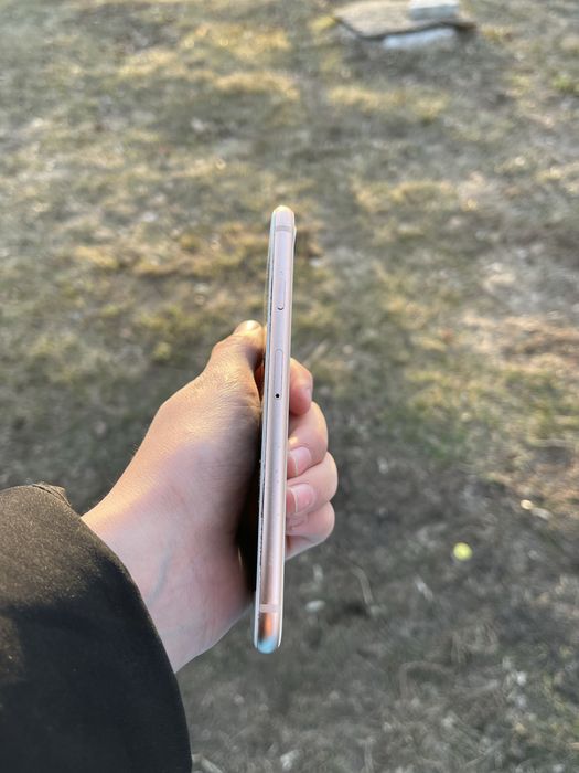 iPhone 8 64гб золотистыи