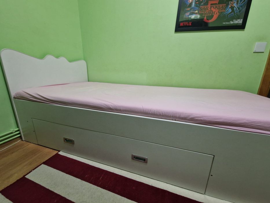 Mobila tineret albă.