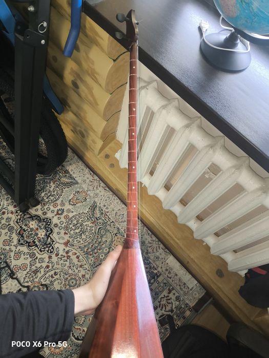 Домбыра новый без чехла.