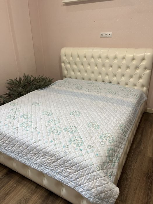 Продается двухспальная кровать с матрасом.