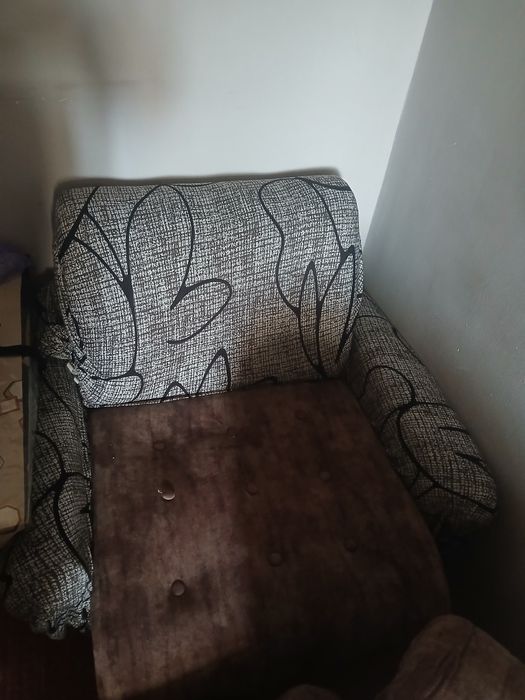 Продаётся диван почти в хорошем состоянии