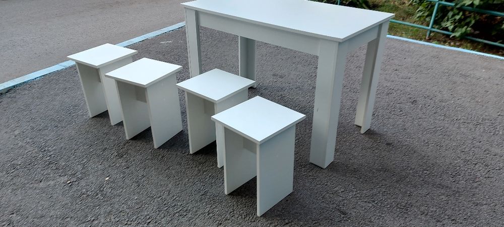 Стол и 4 таблетки новые