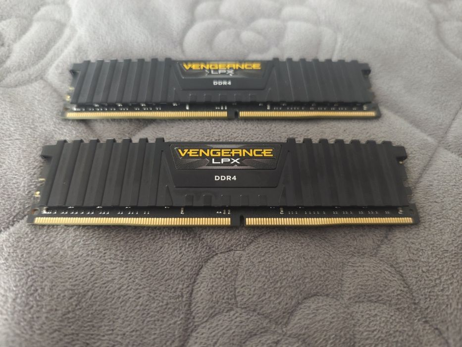 Vând 16 GB de ram DDR4