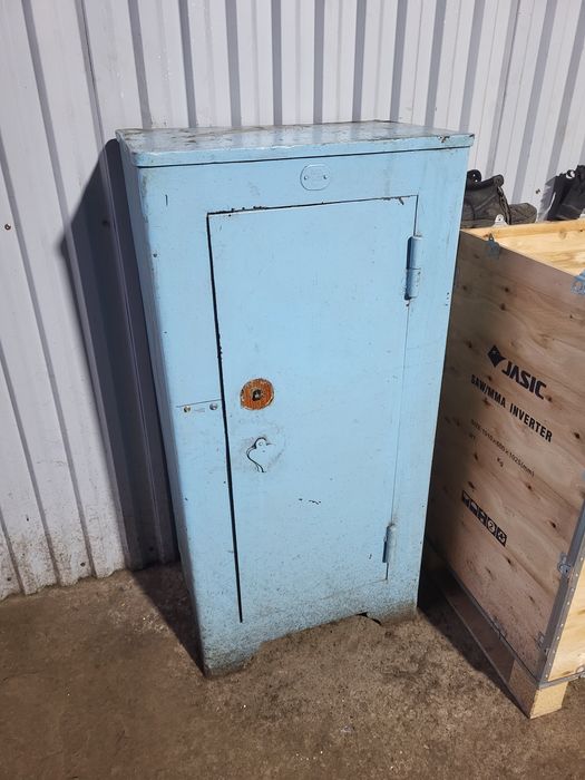 Продам сейф металлический