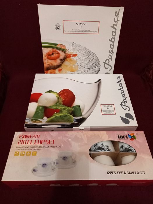 Наборы посуды, салатницы, чашки, тарелки.