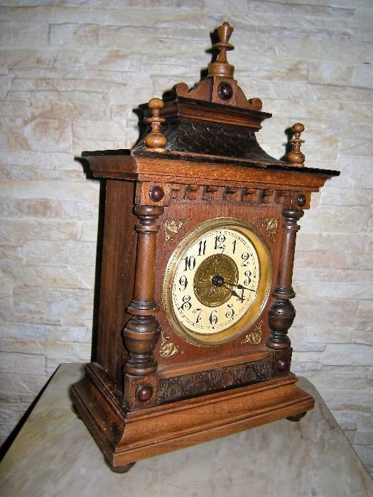 старинен настолен часовник с латерна