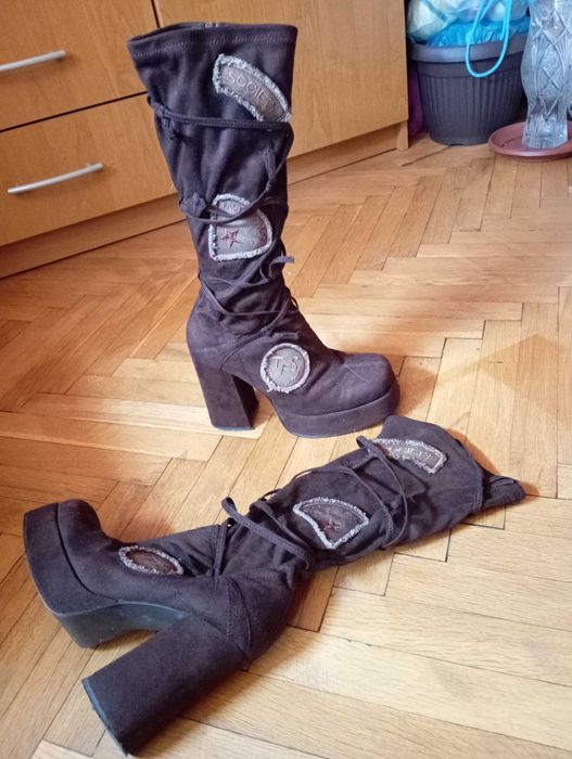 Дамски ботуши, кафяв цвят, разтеглива материя.Почти нови