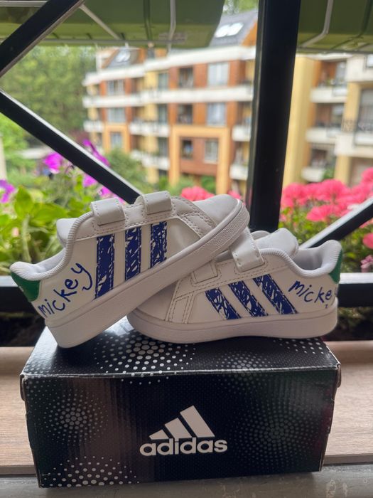 Бели кецове на Адидас с Мики Маус. В отлично състояние! Размер 21!