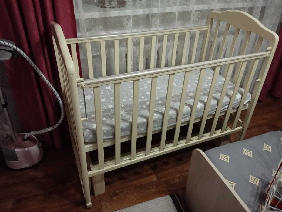 детская кроватка с маятником (беж)+ матрац+ непромокаемая простынь