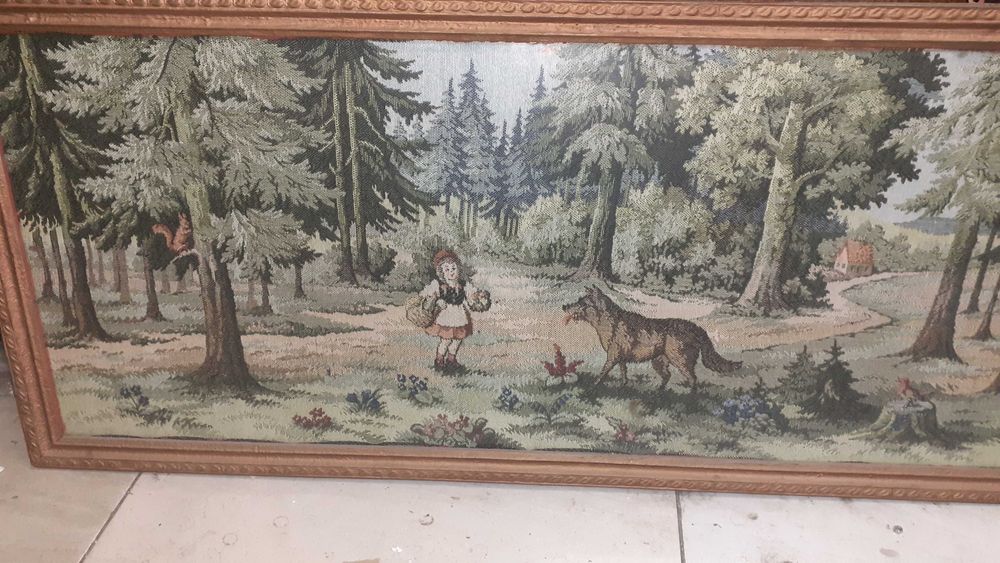Гоблен картина вълкът и червената шапчица.