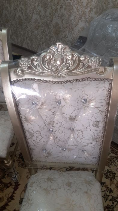 Продаётся срочно  стол стул.