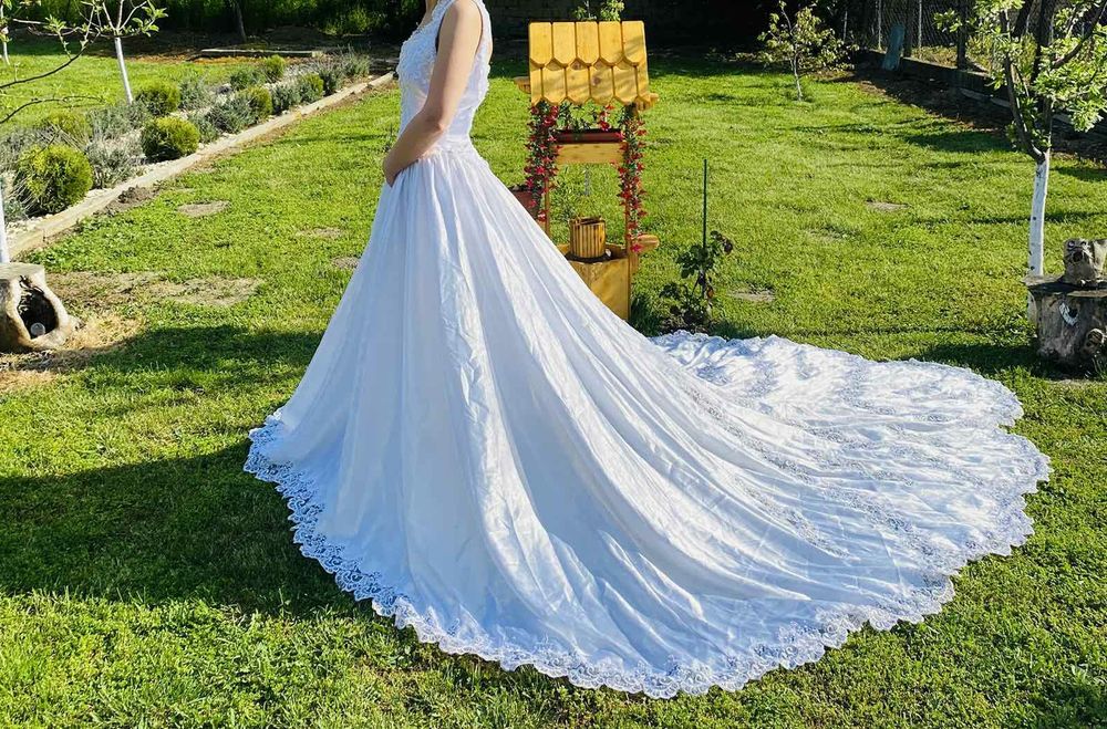 Стилна , елегантна булчинска рокля, размер S- М.