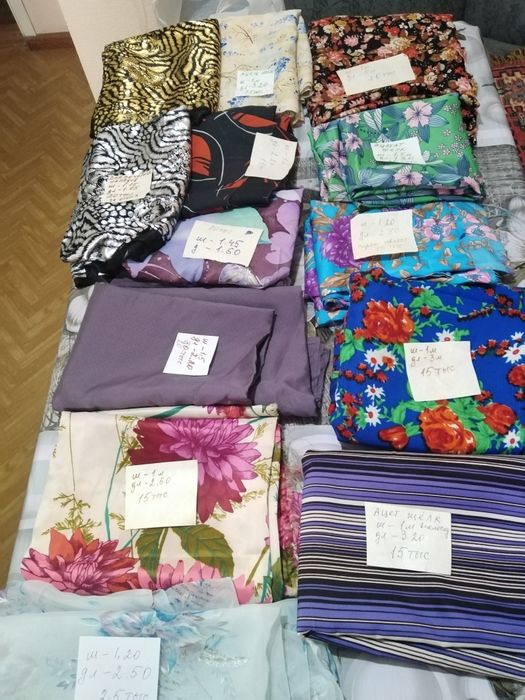 Отрезы тканей разных видов.