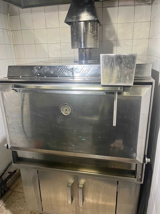 Неръждаема фурна на дървени въглища за среден или голям ресторант.