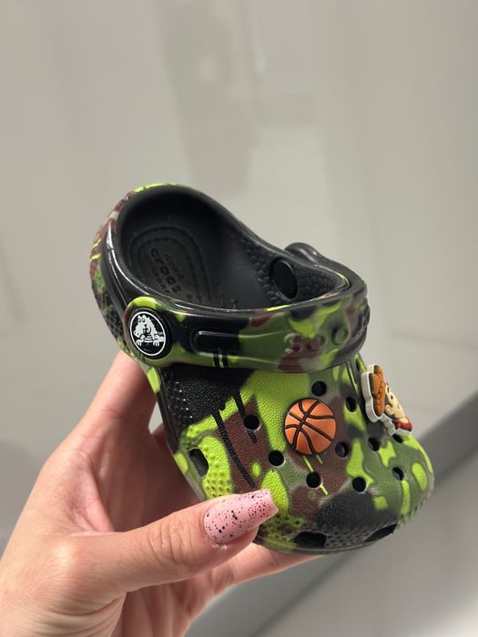 Затворени чехли Crocs