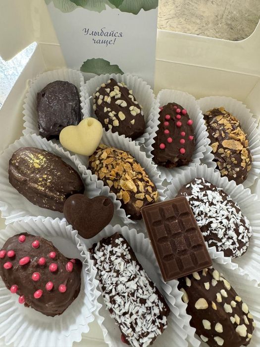 Финики и клубника в шоколаде