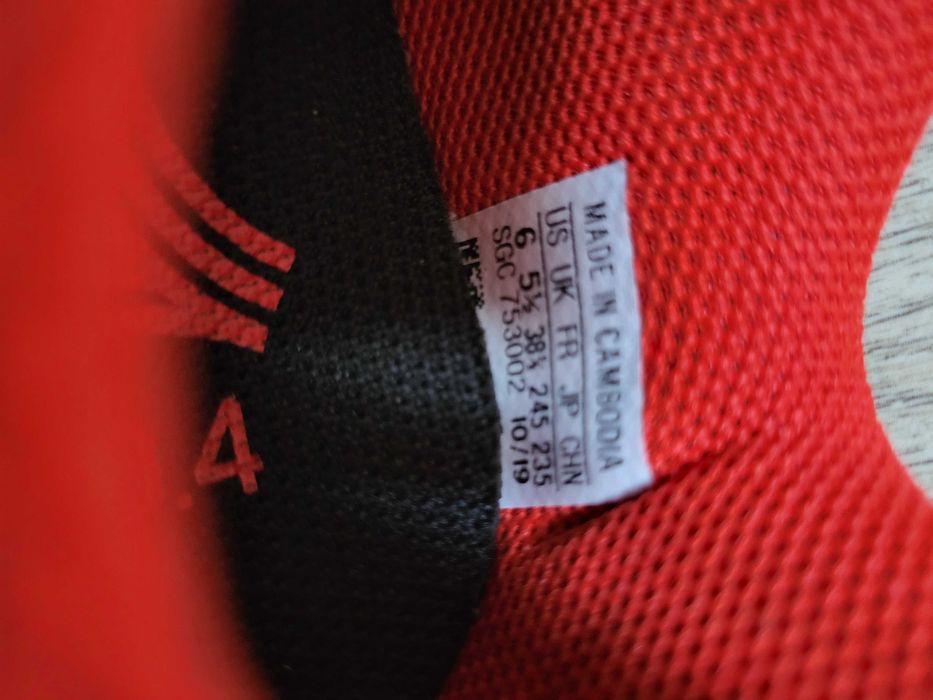 Adidasi fotbal noi marimea 38