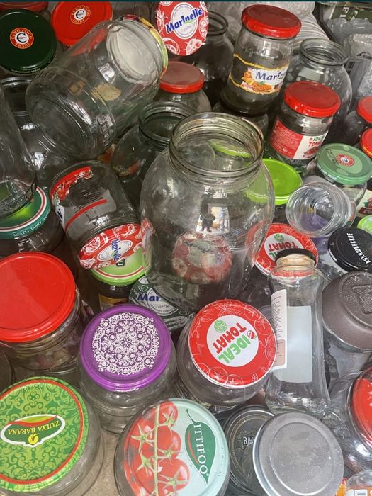 Банки стеклянные с винтовыми крышками и без резьбы.