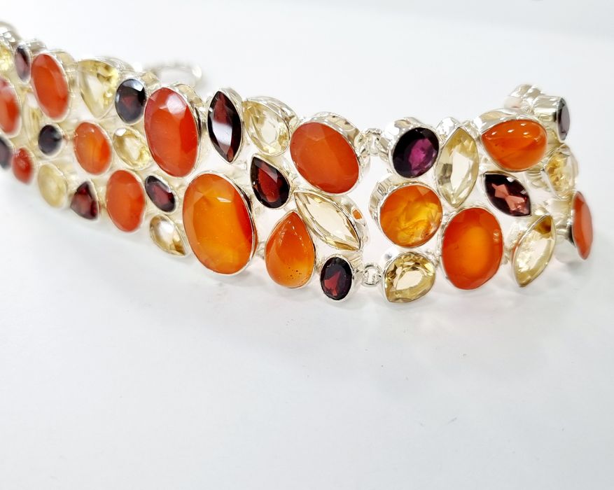 Продавам чисто нова сребърна гривна с естествени камъни