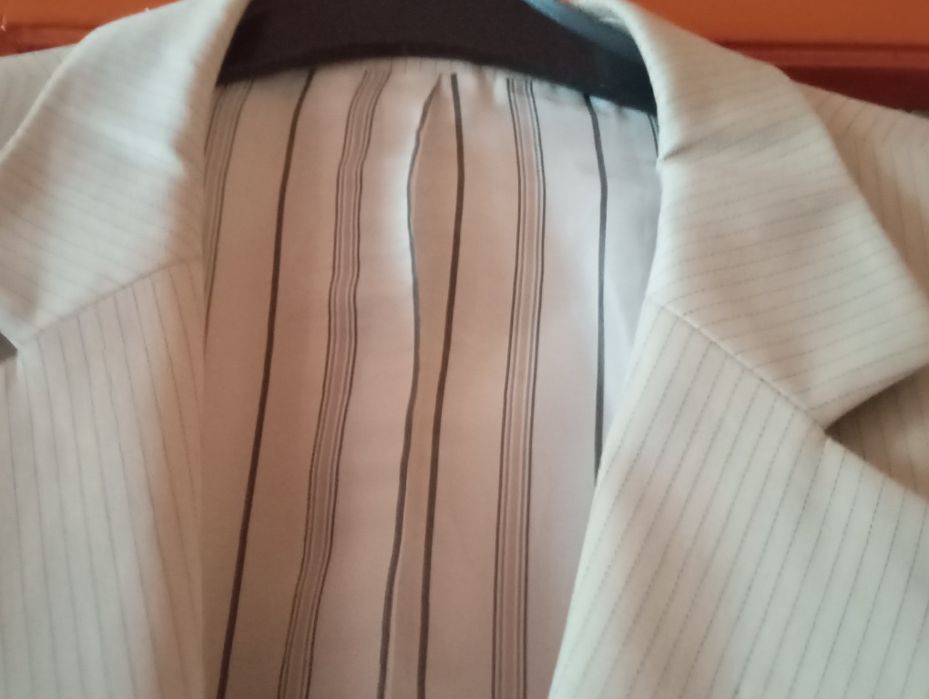 Продавам мъжко марково бяло сако на ситно райе с хастар.