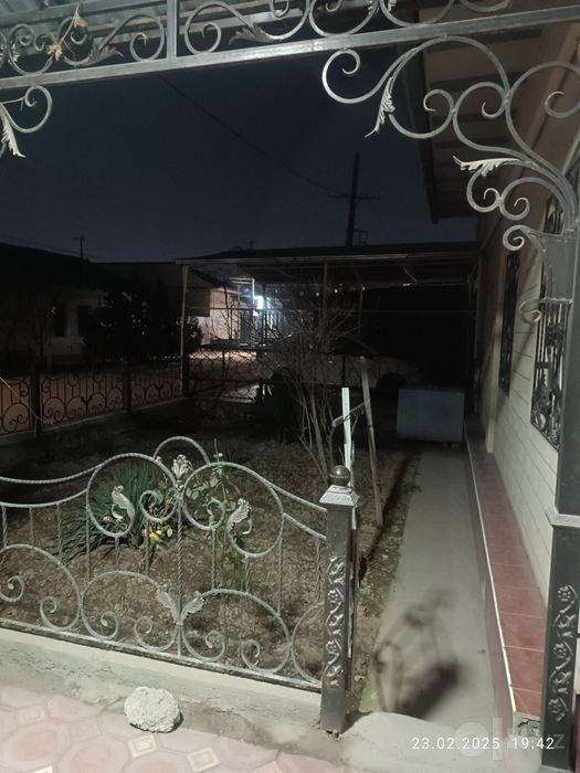 Hovli uchastka sotiladi srochniy yaxshi holatdagi uy bez makler